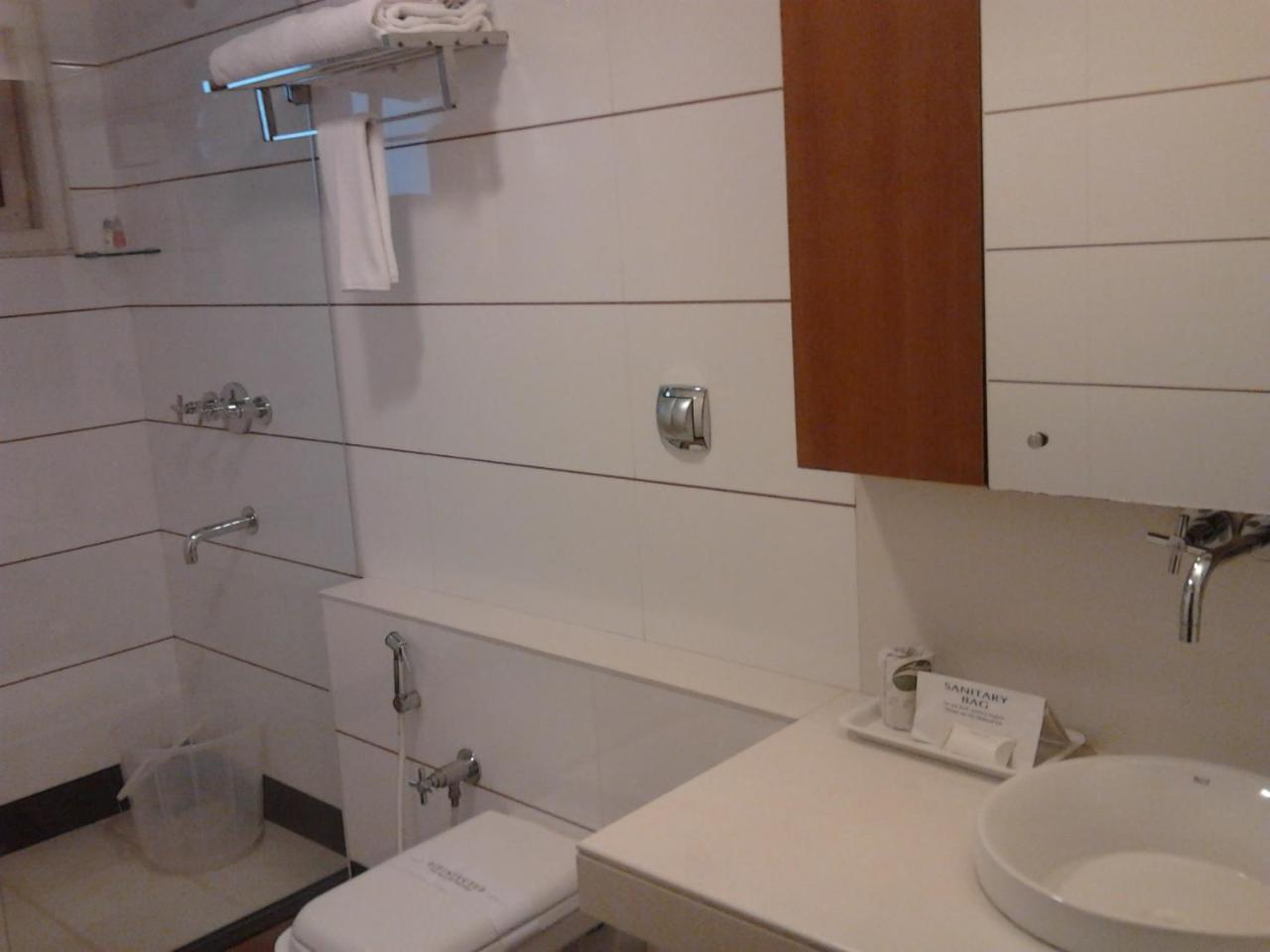 The Avenue Center Hotel Kochi Exterior foto
